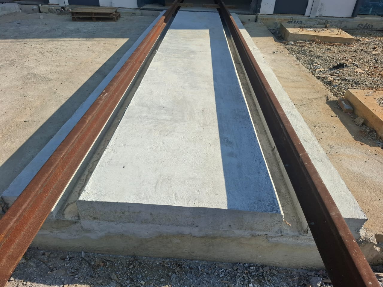 Piste lourde avec rail à Abobo pour COLAS RAIL