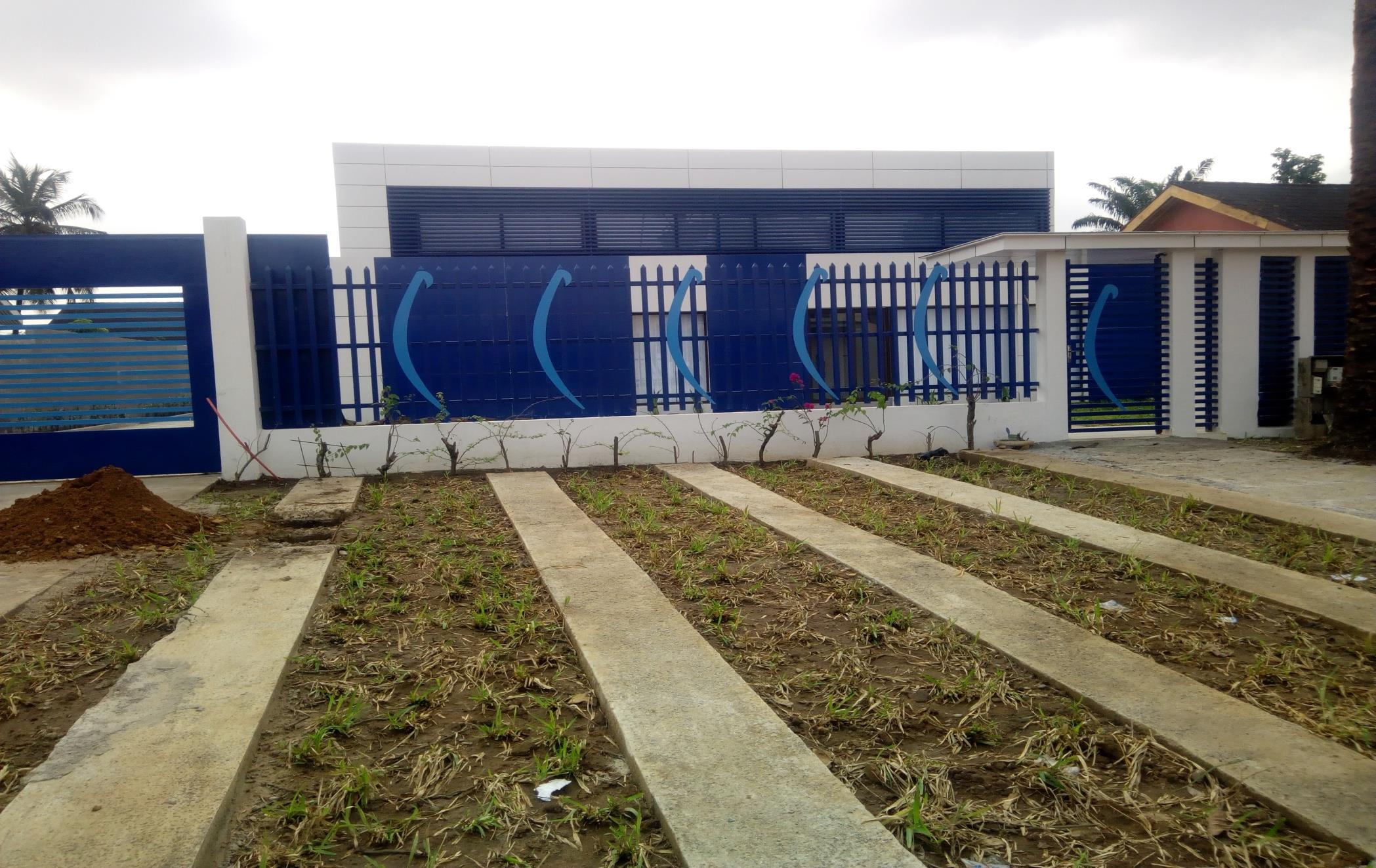 Façade de l’agence SAHAM réalisée aux Deux-Plateaux