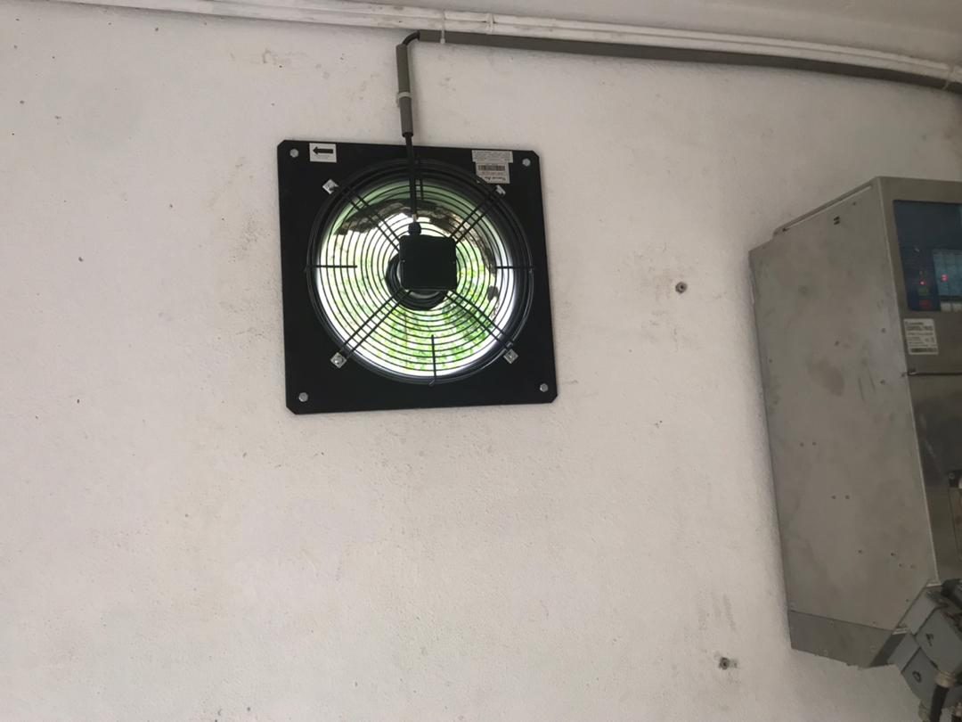 Extracteur d’air installé sur un site industriel
