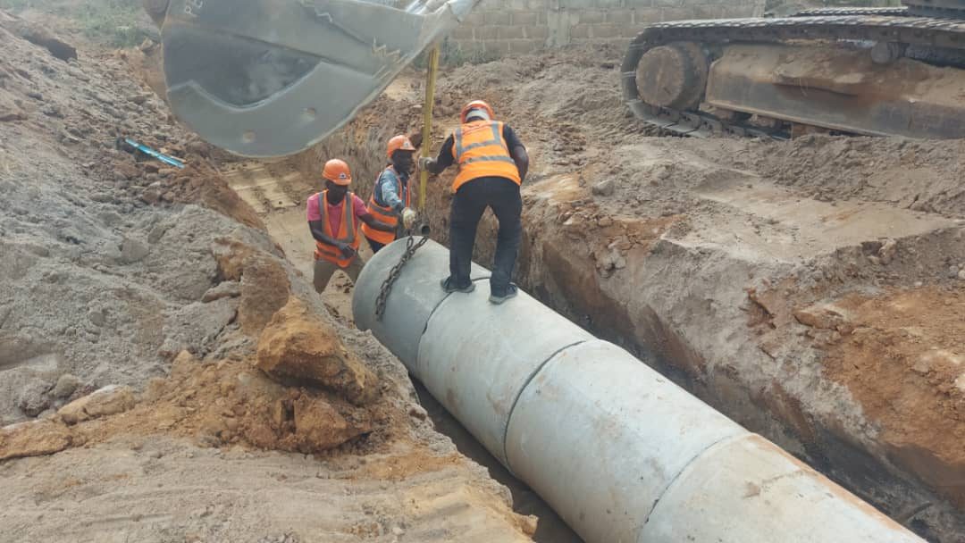Pose d’une buse pour les travaux hydrauliques à Tiassalé
