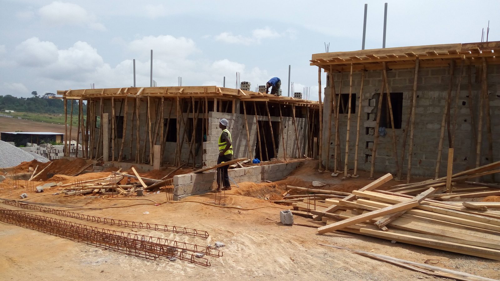 Vue complémentaire : Construction de trois villas duplex · CHANTIER DE CONSTRUCTION