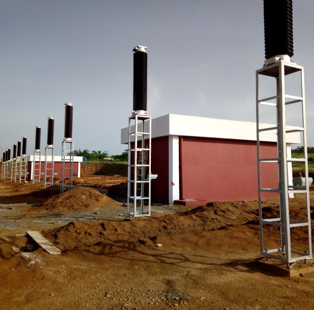 Équipements et bâtiment d’un site technique à Bingerville